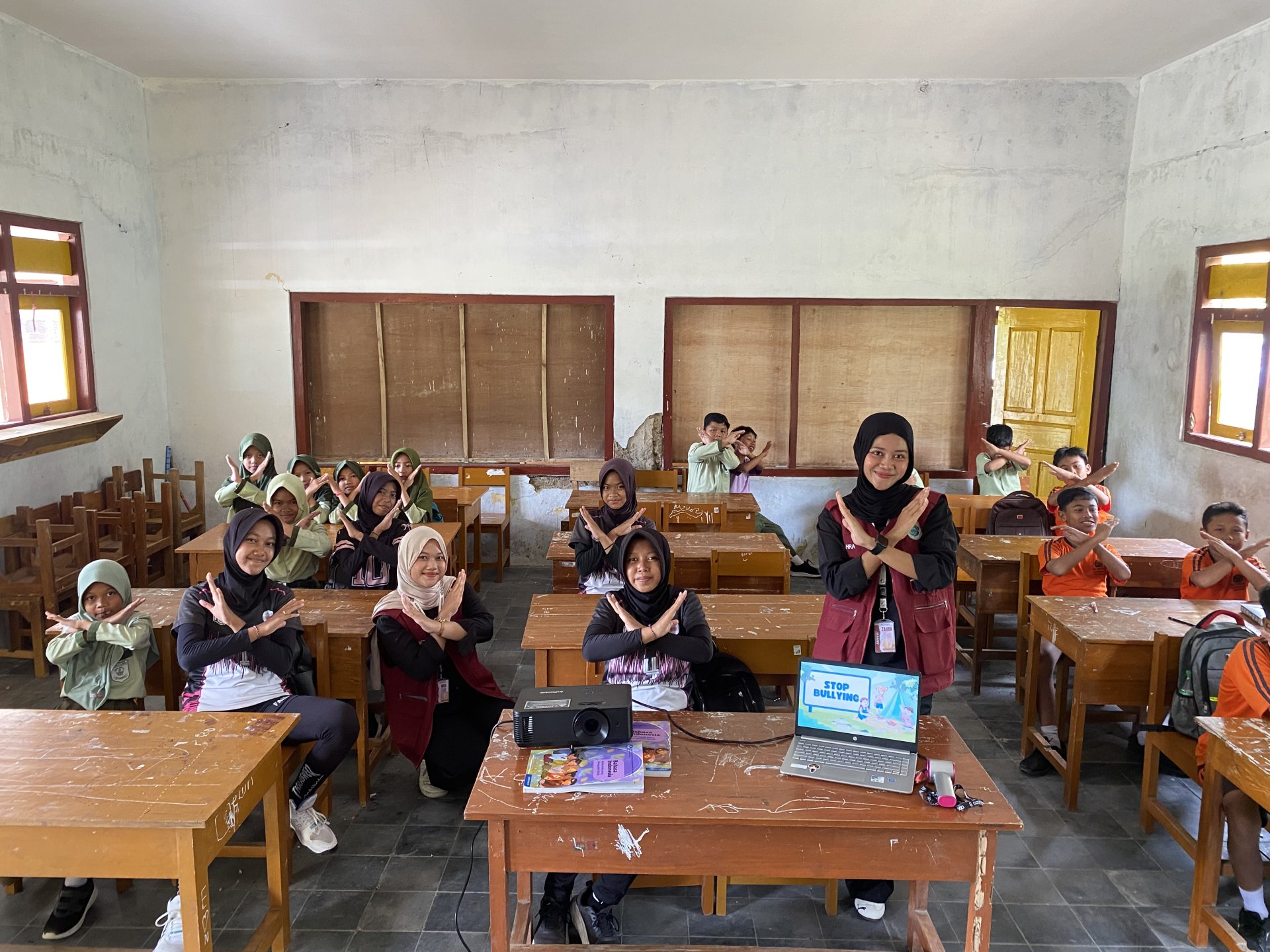 MELAKSANAKAN PROKER PENDIDIKAN SOSIALISASI ANTI BULLYING