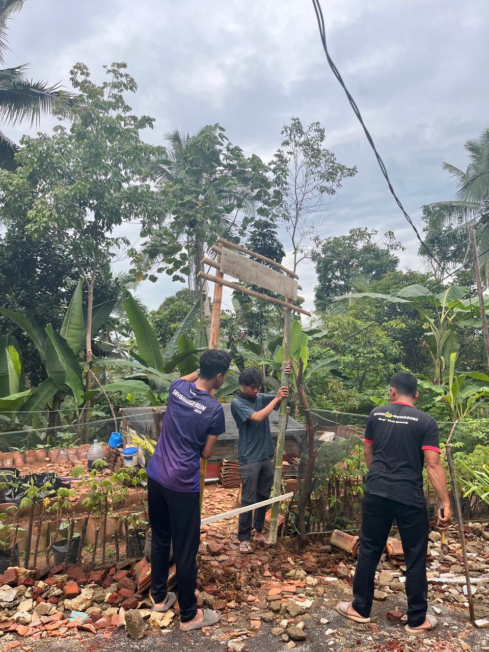 piket desa dan pembuatan taman mini