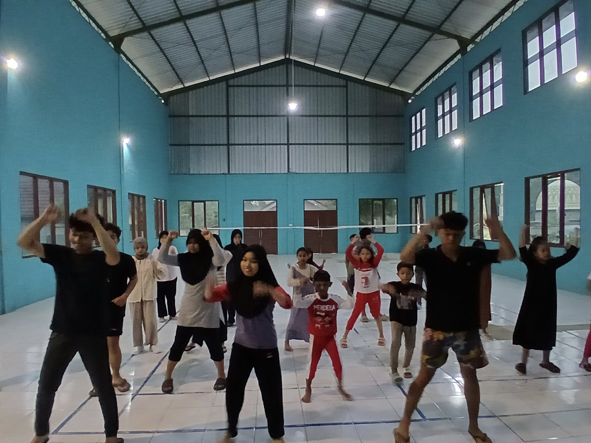 LATIHAN SENAM SORE BERSAMA UNTUK PERISAPAN PROGRAM KERJA BIDANG KESEHATAN DI SDN 2 KARANGBAWANG