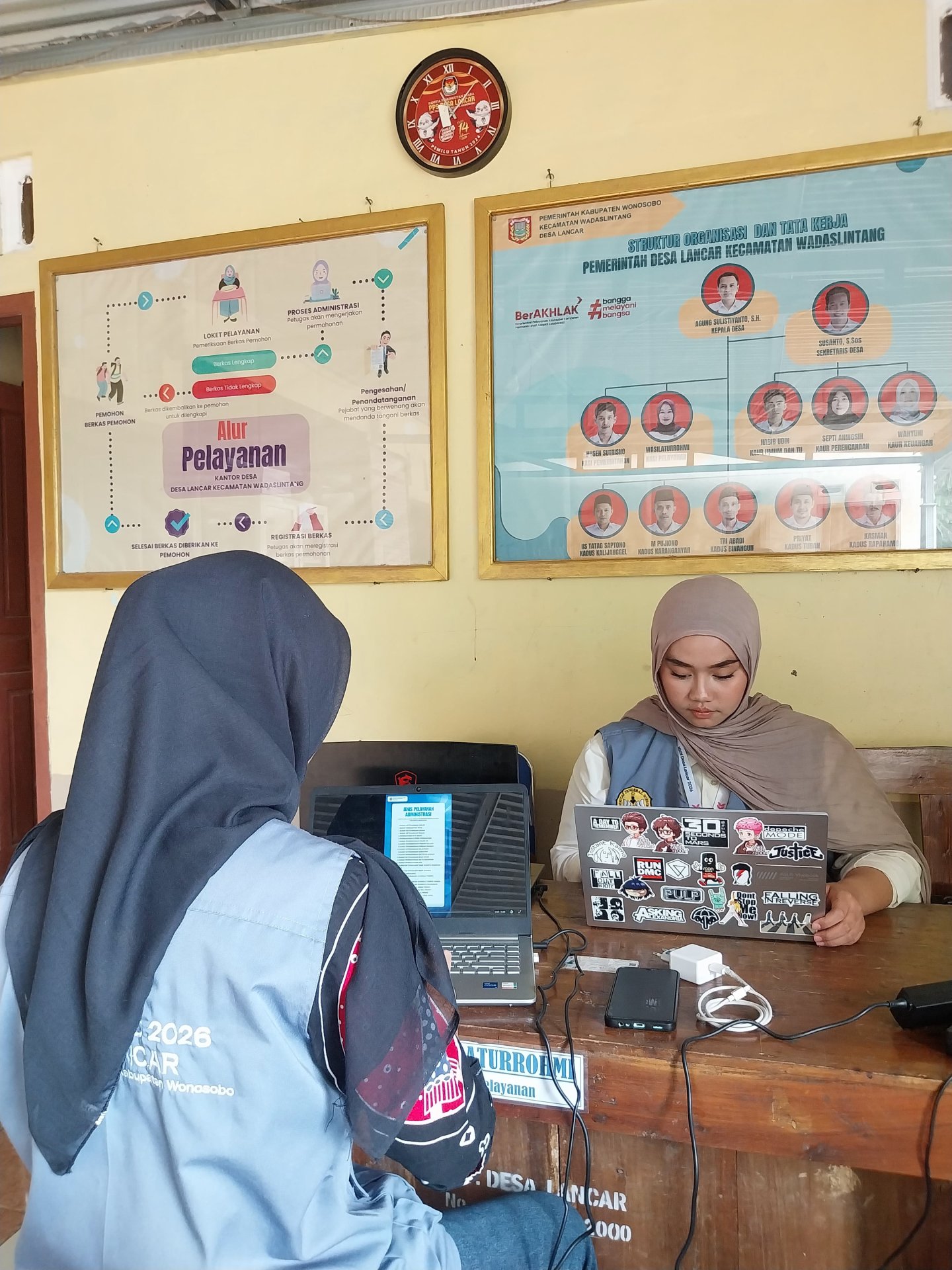 Piket Balai Desa Bersama Perangkat Desa