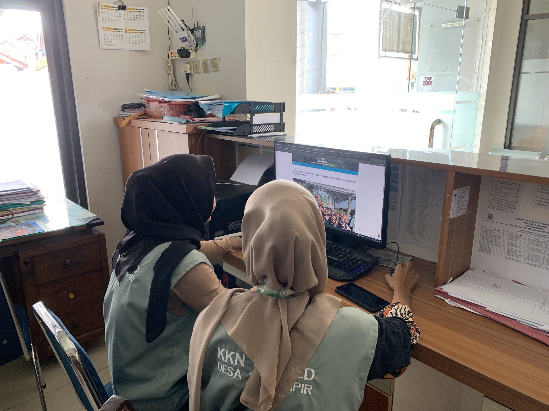 Mahasiswa KKN Desa Sumampir Periode Jan-Feb 2026 Penguploadan artikel atau berita di website desa sumampir.