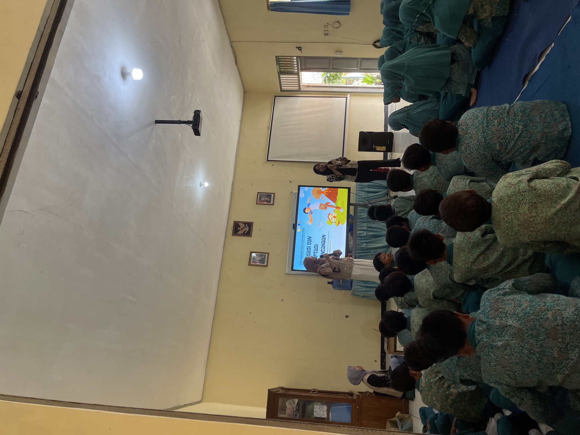 Memberikan sosialisai ke teman teman SD N 1 Klinting