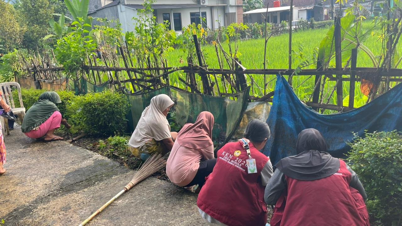 KERJA BAKTI MEMBERSIHKAN MAKAM