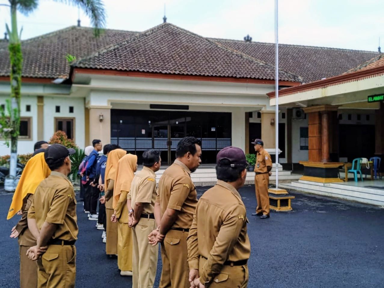 Hari keenam belas - Apel dan mengunjungi Kepala dusun