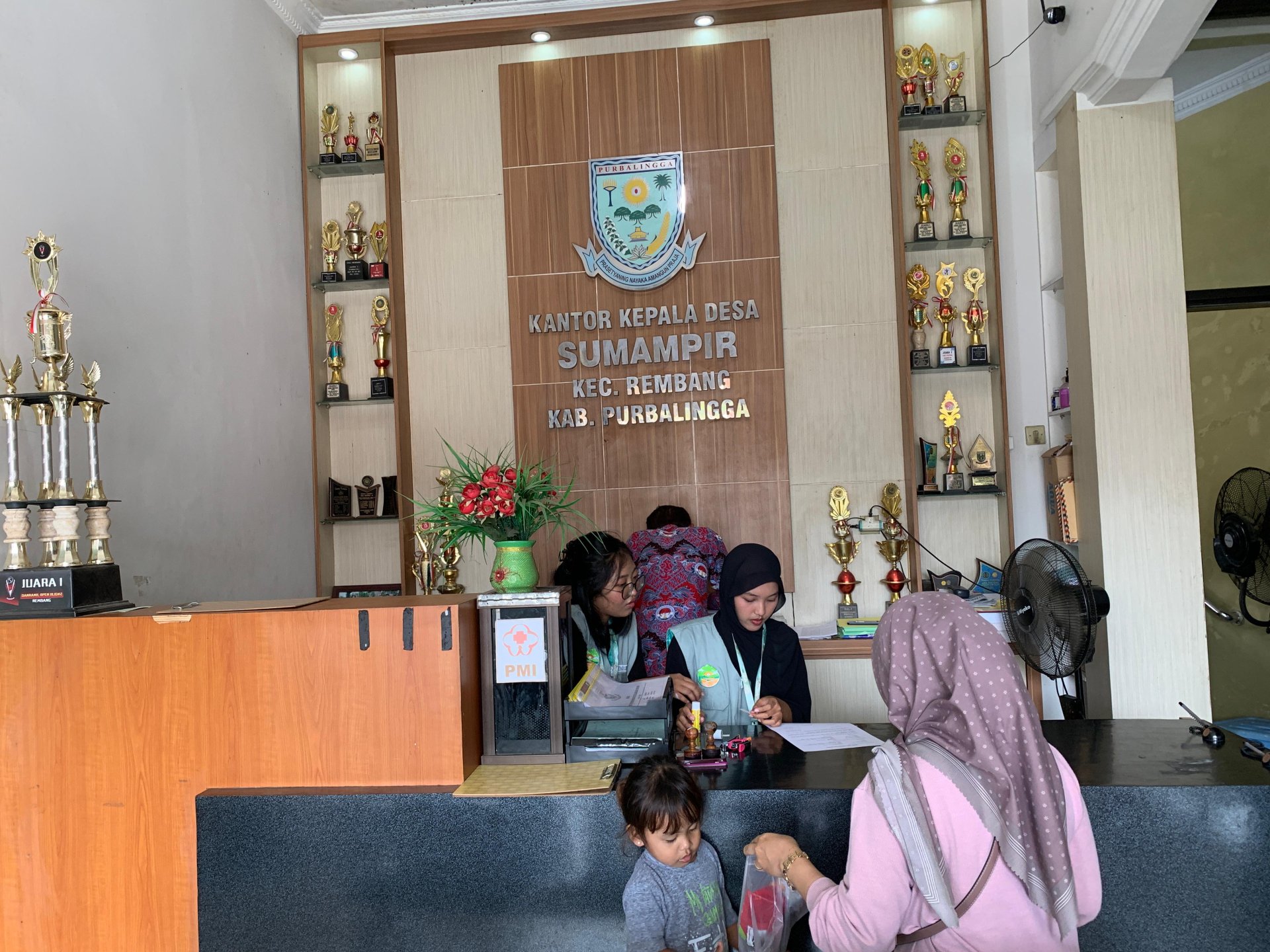 Kegiatan Pelayanan Administrasi di Balai Desa Sumampir