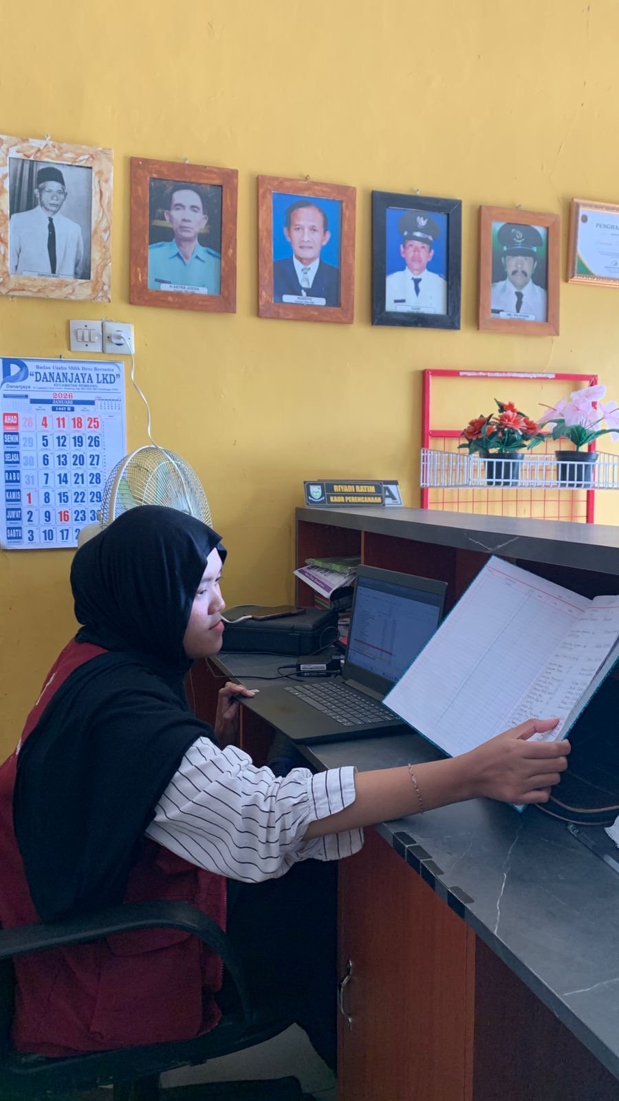 Piket Pelayanan Administrasi di Balai Desa