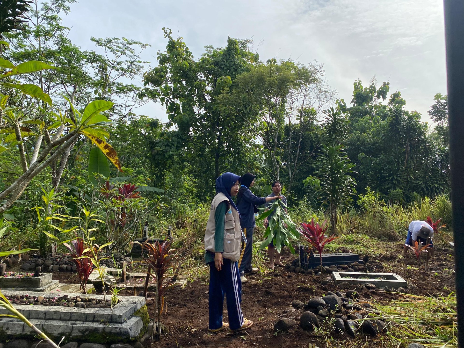 Membantu kerja bakti di kuburan dan mengajar TpQ.
