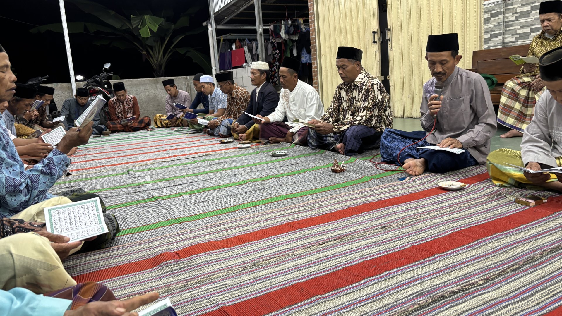 Partisipasi dalam Kegiatan Keagamaan Rutin: Tahlilan Bersama Warga RW 05 dan RW 04