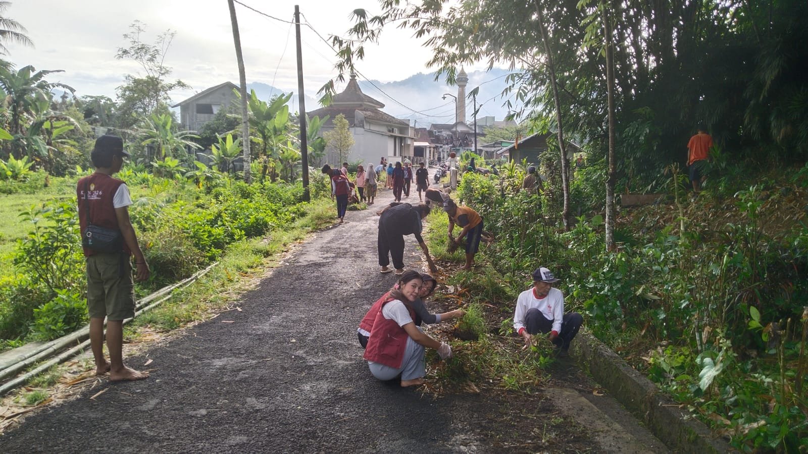 Kerja Bakti Membersihkan Makam
