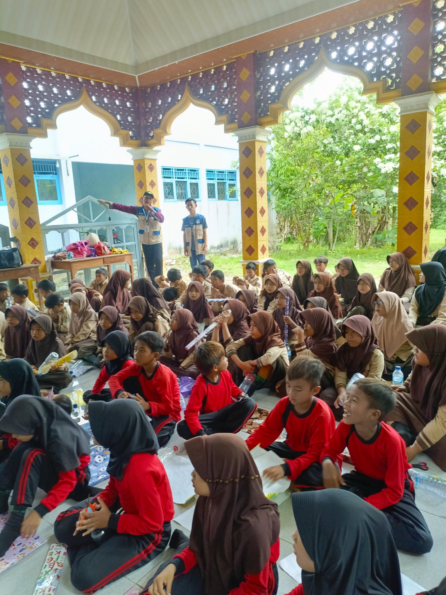 Peningkatan Literasi Keuangan Sejak Dini melalui Edukasi Gemar Menabung dan Workshop Kreativitas Pembuatan Celengan di SD 01 Sawangan