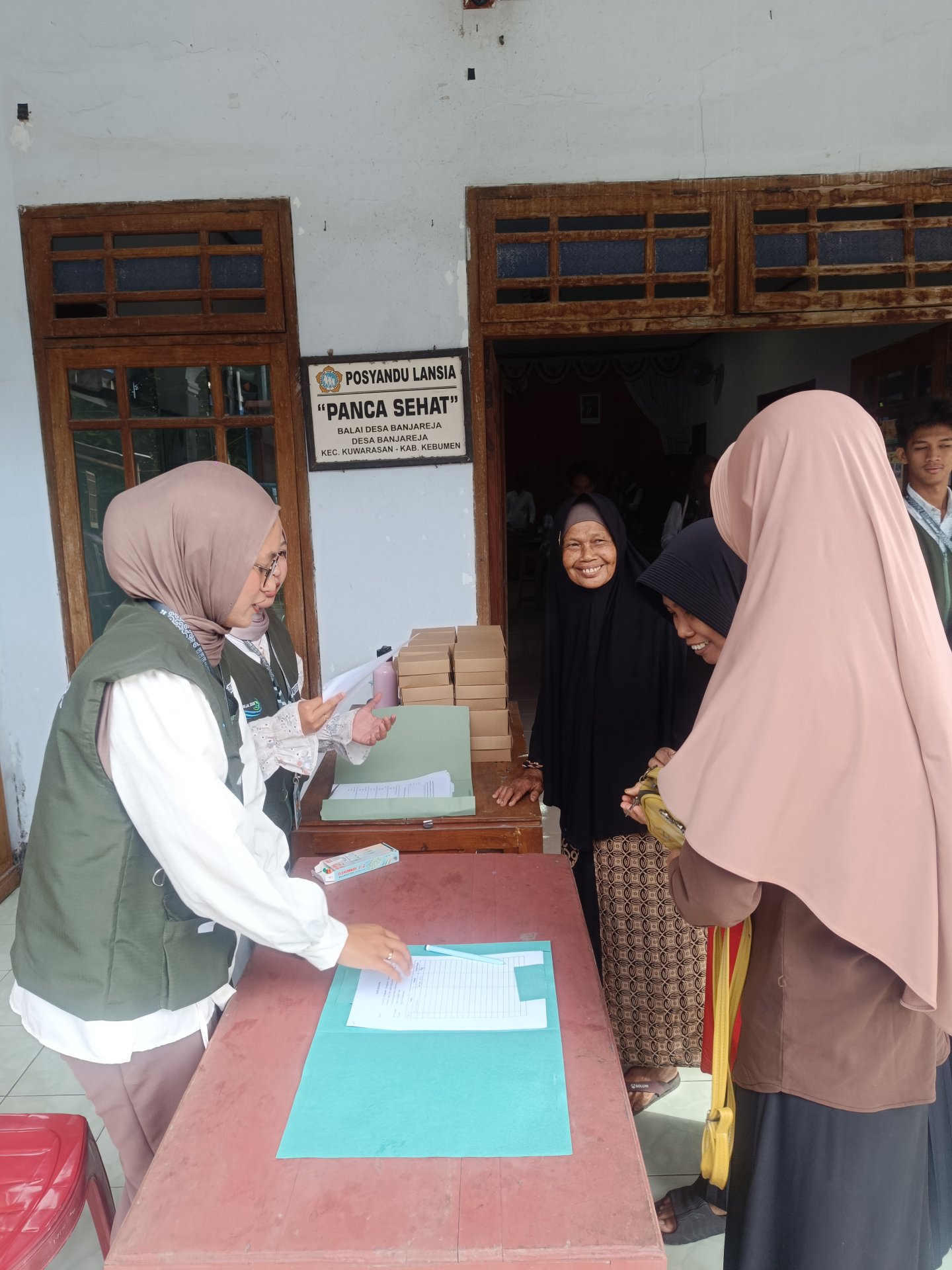 Sosialisasi Keterbukaan Informasi Publik Berbasis Data Desil Dalam Penyaluran Bantuan Sosial dan Program Kartu Indonesia Sehat di Desa Banjareja