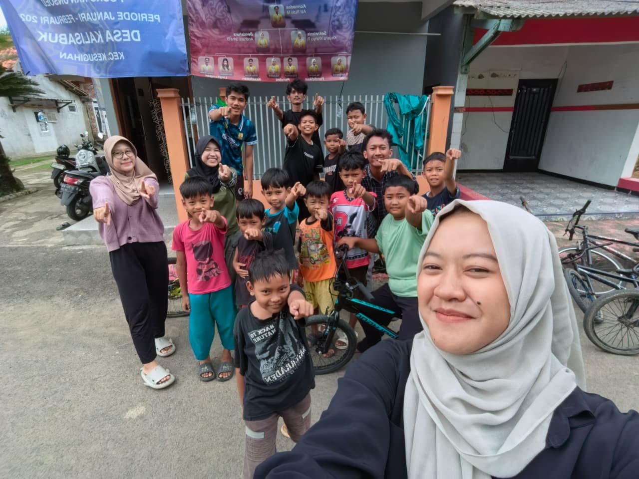 Dolanan Barengan dengan Anak anak Desa Kalisabuk