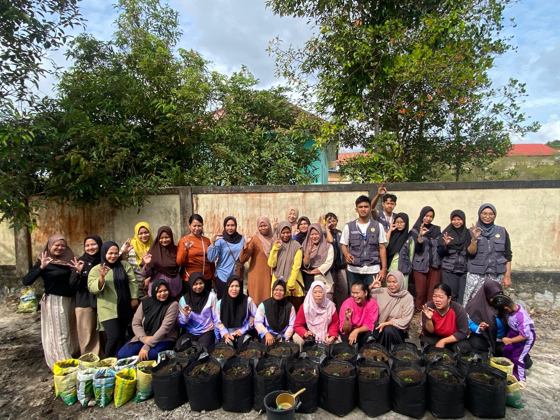 Penanaman cabai ke planterbag dengan warga Desa Cendil