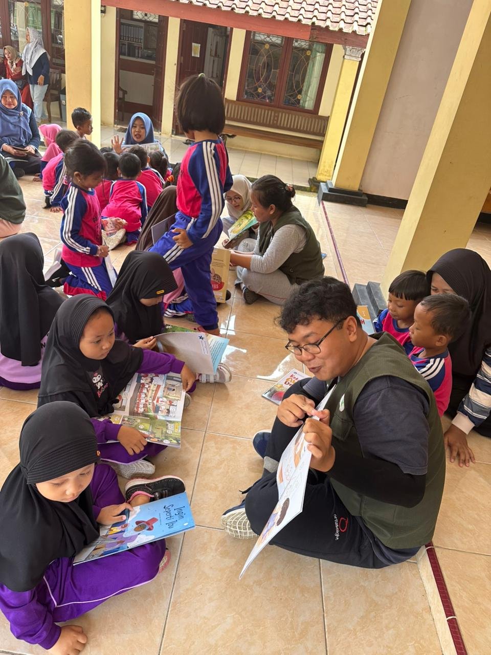 Pendampingan Senam Sehat, Baca Buku Cerita, dan Pemberian PMT untuk anak-anak PAUD Bina Insani 1-3