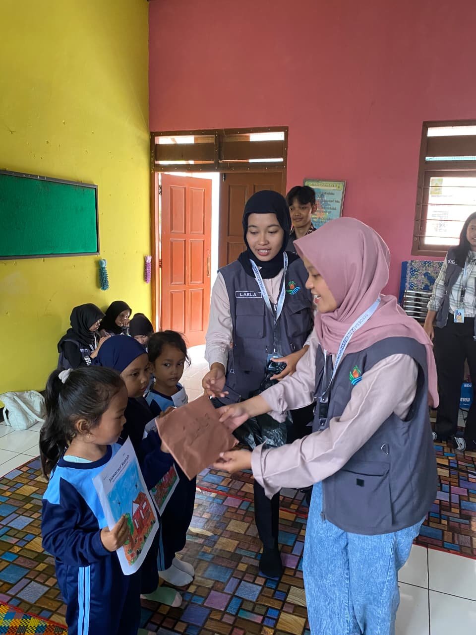 lomba mewarnai di TK Pertiwi Desa Panerusan kelas TK A dan B