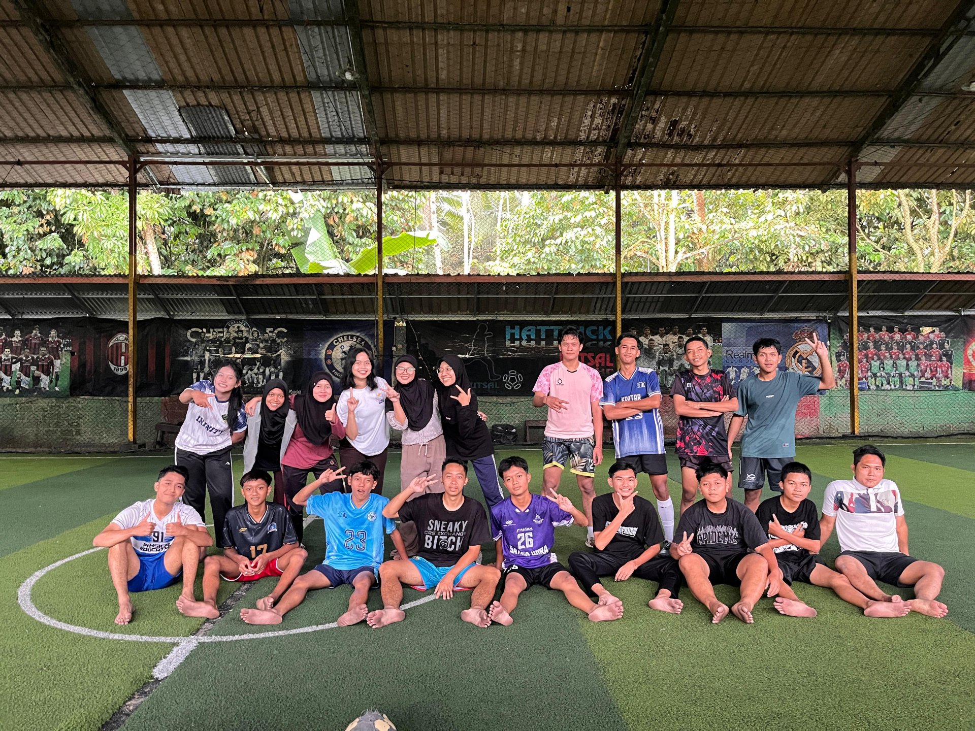 Bermain futsal dengan pemuda dusun Kalisat Desa Trimulyo