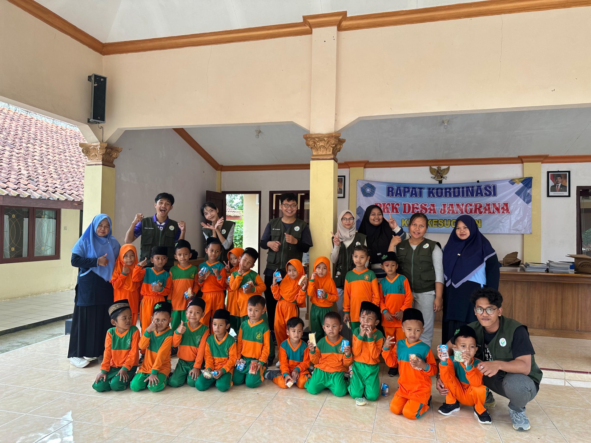 Pembagian PMT kepada anak anak Bina Insani