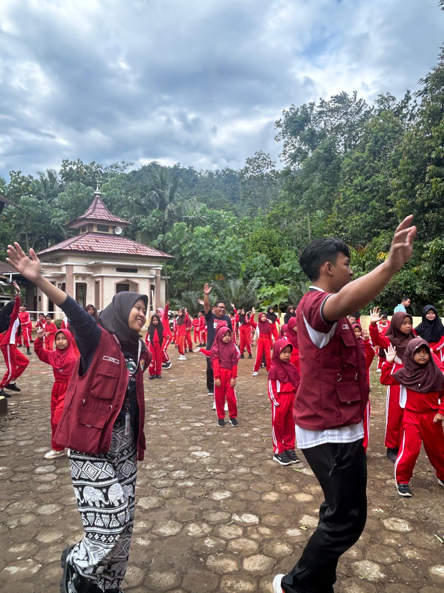 Senam Pagi bersama Adik-adik SDN 1 Gunungwuled