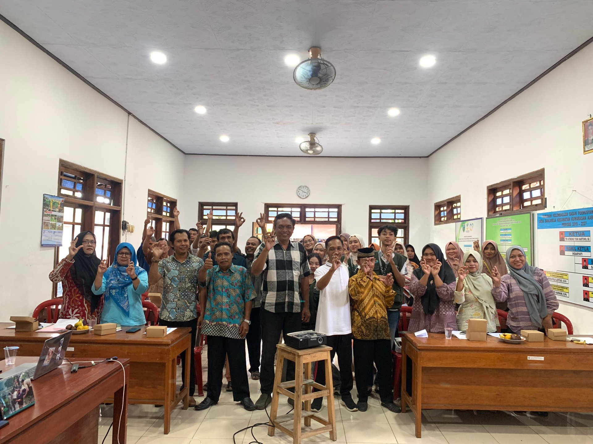 Sosialisasi keterbukaan informasi publik berdasarkan data desil dan kis