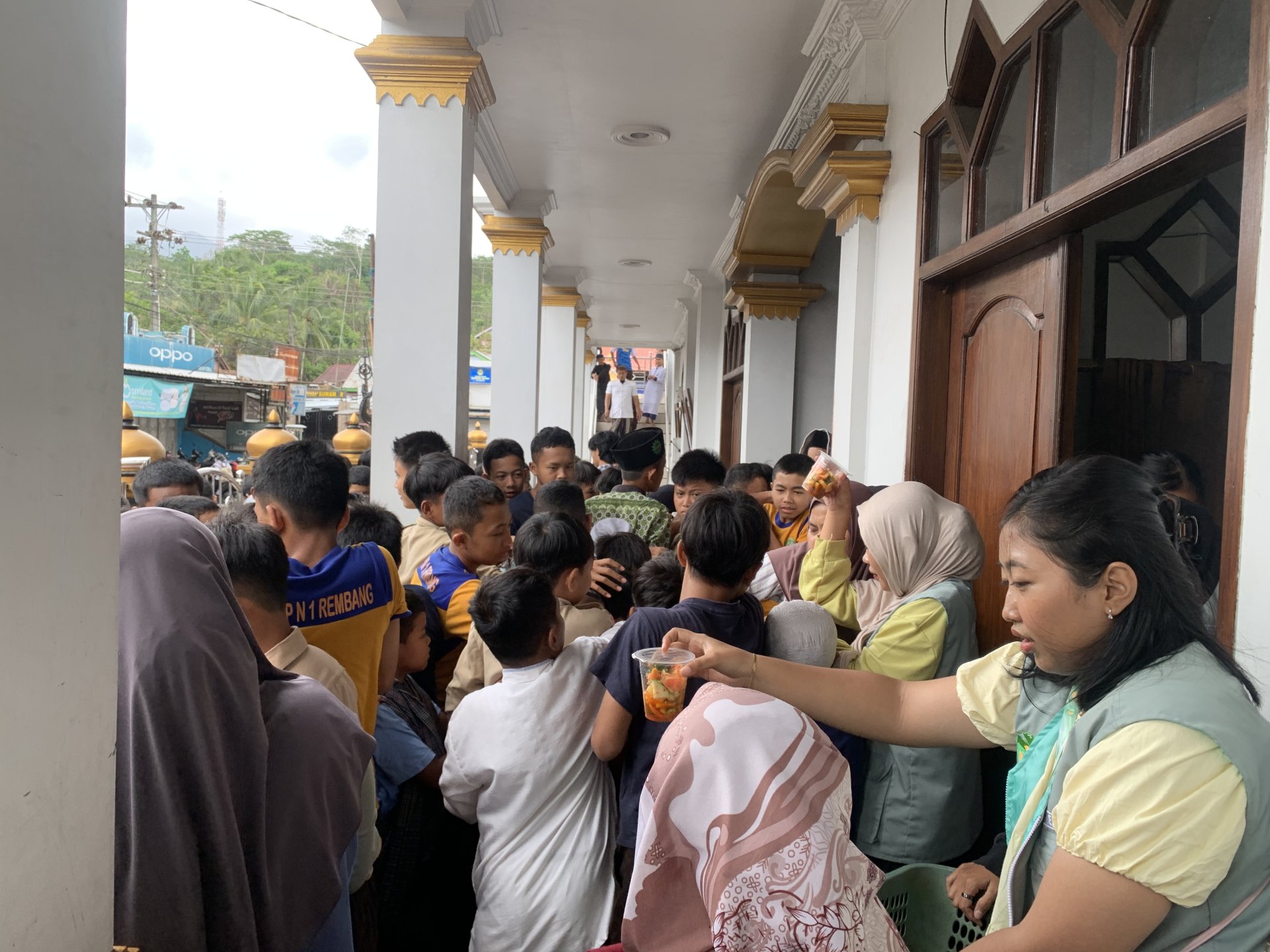 Mahasiswa KKN Desa Sumampir Periode Jan-Feb 2026 ikut serta membantu ibu-ibu di Desa Sumampir untuk membagikan jum’at berkah.