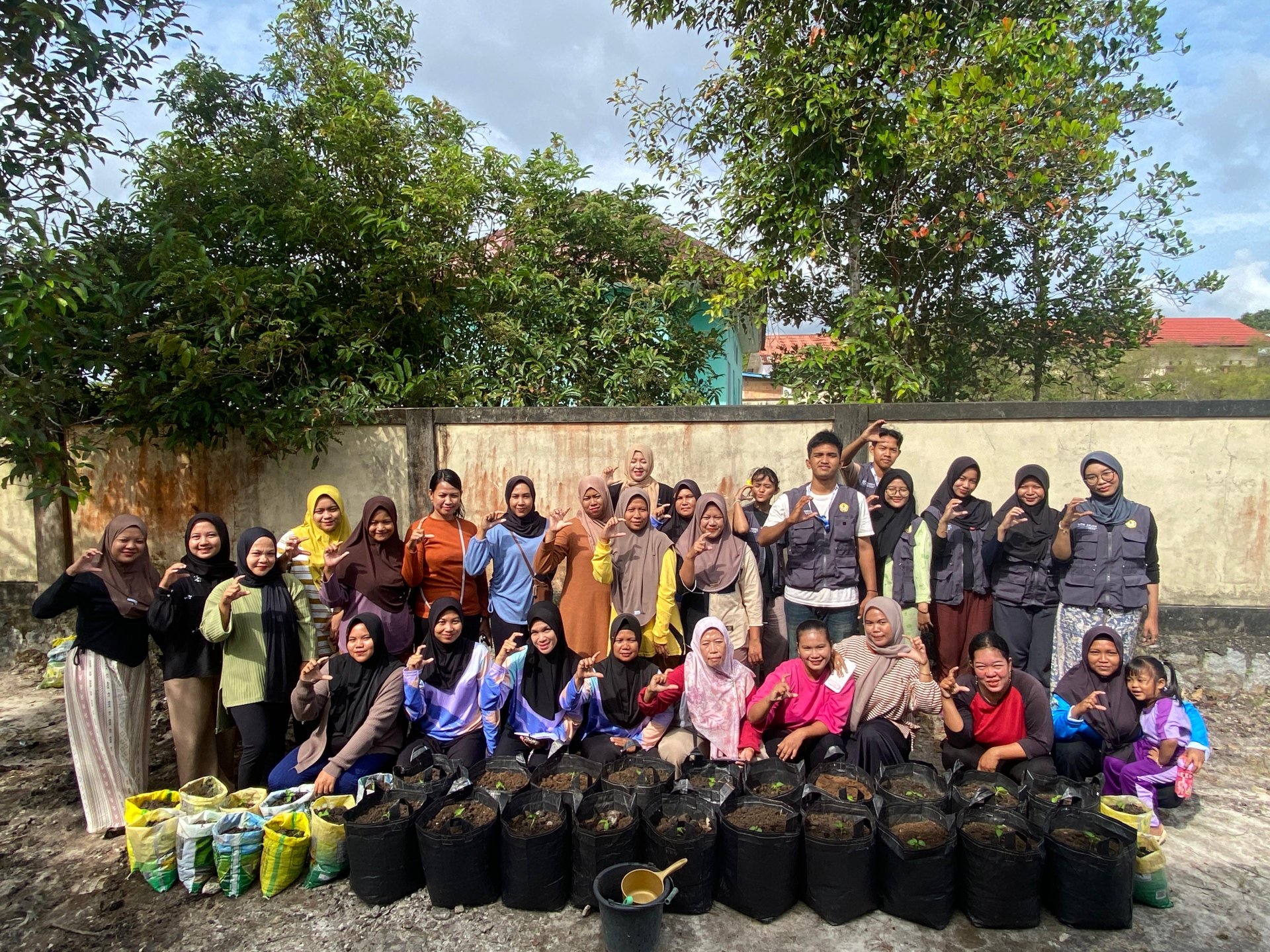 Program Kerja Bidang Lingkungan: Pembuatan Demplot dan Pestisida Nabati