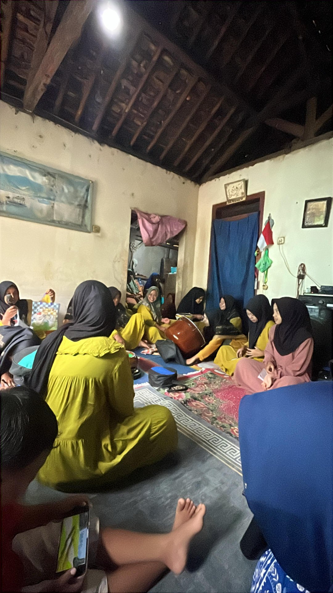 Kegiatan yasinan di salah satu rumah warga