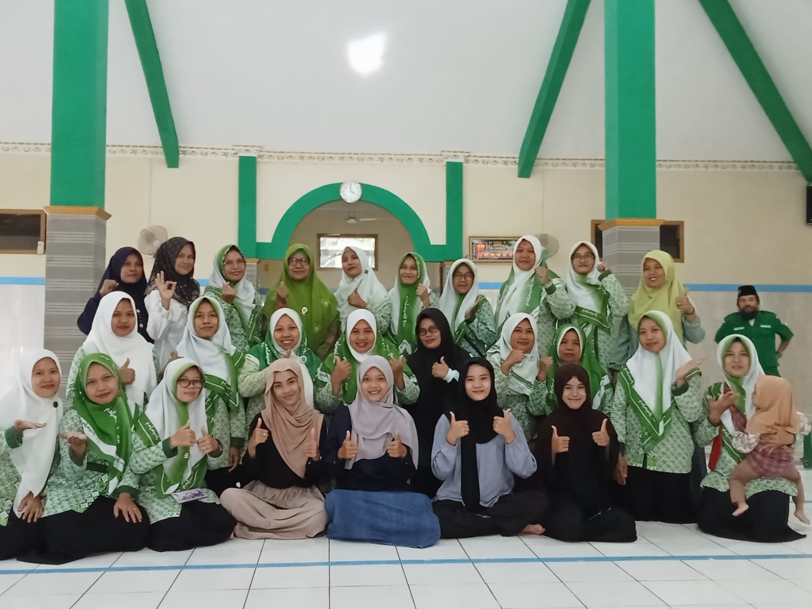 KKN HARI KE-17: Penyiraman Tanaman Pakcoy, Pengajian Fatayat NU dan Kunjungan ke Kepala Dusun 3