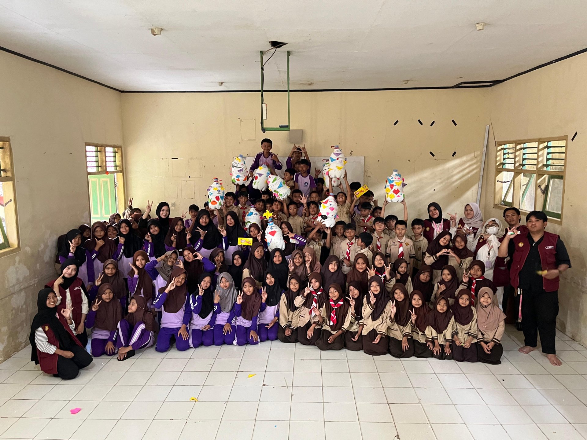 sosialisasi terkait menjaga kebersihan dan praktik menghias tempat sampah untuk kelas 4 5 dan 6 di SD 1 tanalum