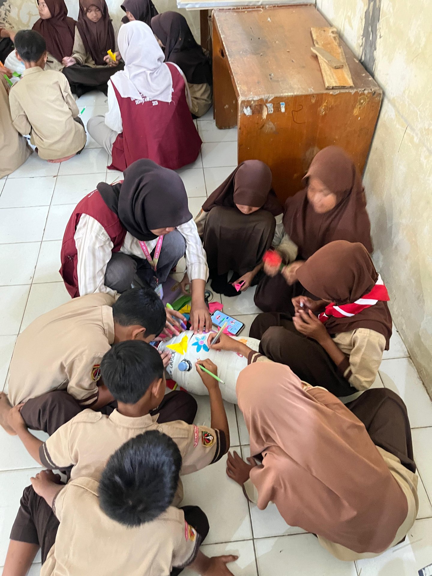 Praktik Menghias Tempat Sampah sebagai Edukasi Kebersihan Lingkungan