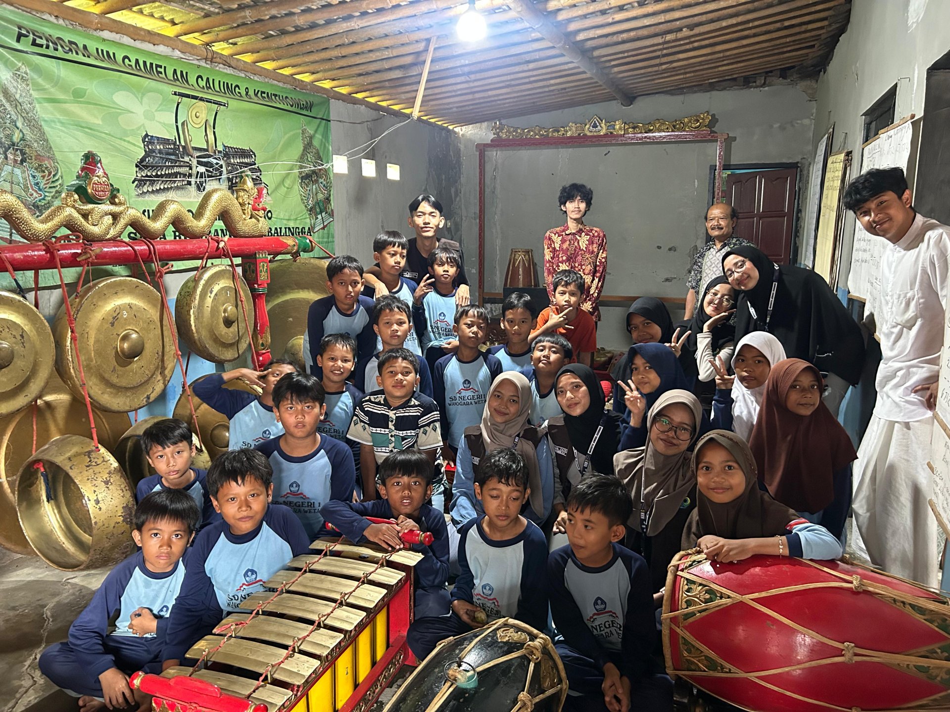 Latihan karawitan anak-anak sekolah dasar