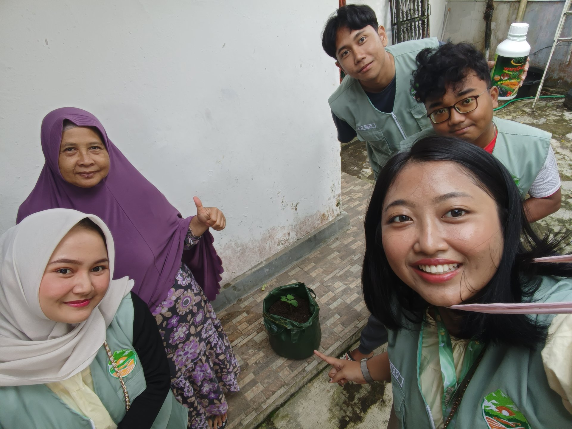 Melakukan pengamatan dan sosialisasi ZPT pada program kerja intensifikasi pekarangan