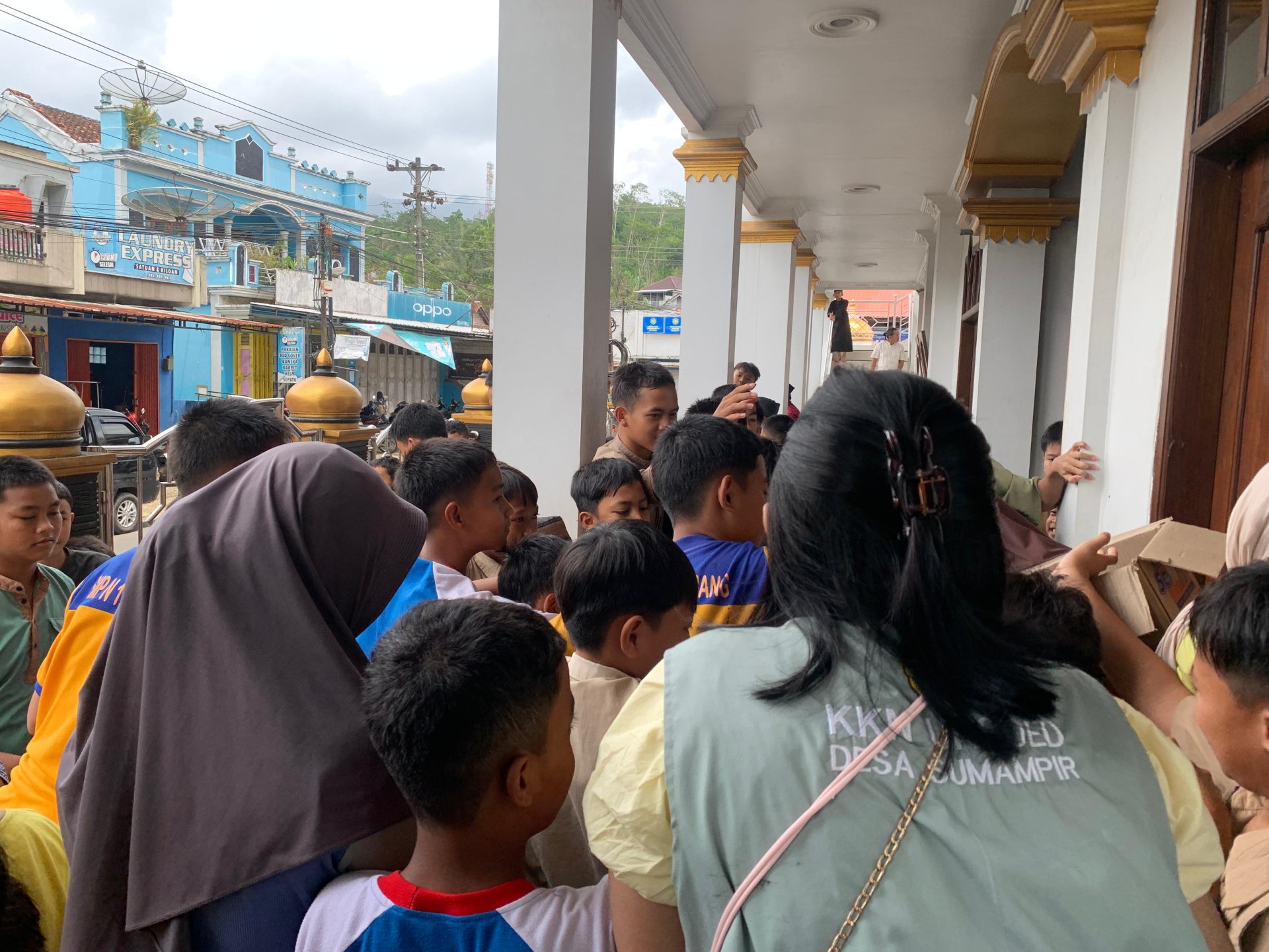 Membagi Jumat Berkah di Masjid Jami' Nuruul Iman Desa Sumampir