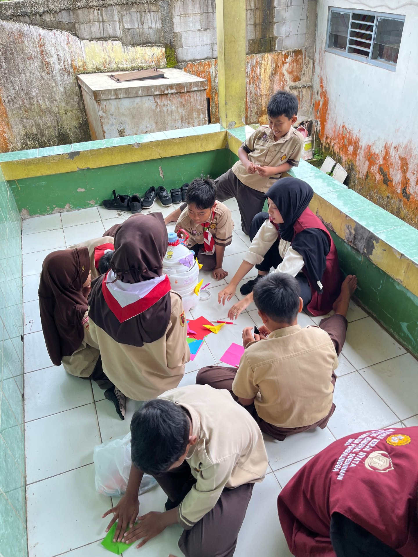 Praktik Menghias Tempat Sampah sebagai Edukasi Kebersihan Lingkungan