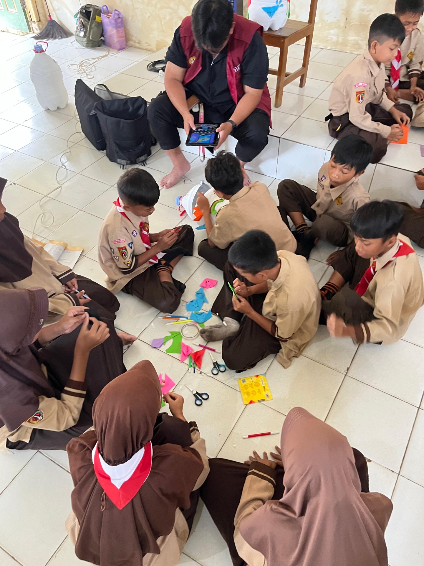 Praktik Menghias Tempat Sampah sebagai Edukasi Kebersihan Lingkungan