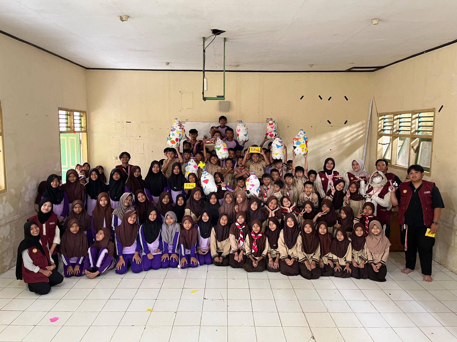 Praktik Menghias Tempat Sampah sebagai Edukasi Kebersihan Lingkungan