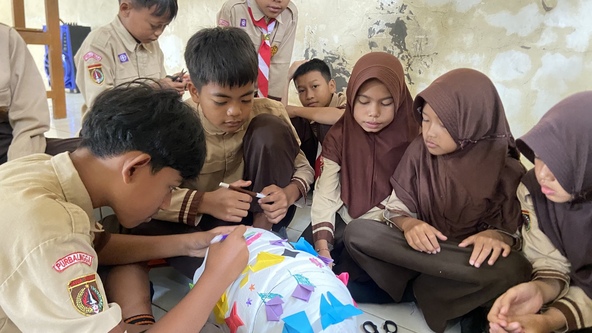 Kegiatan Menghias Tempat Sampah sebagai Media Edukasi Kebersihan Lingkungan