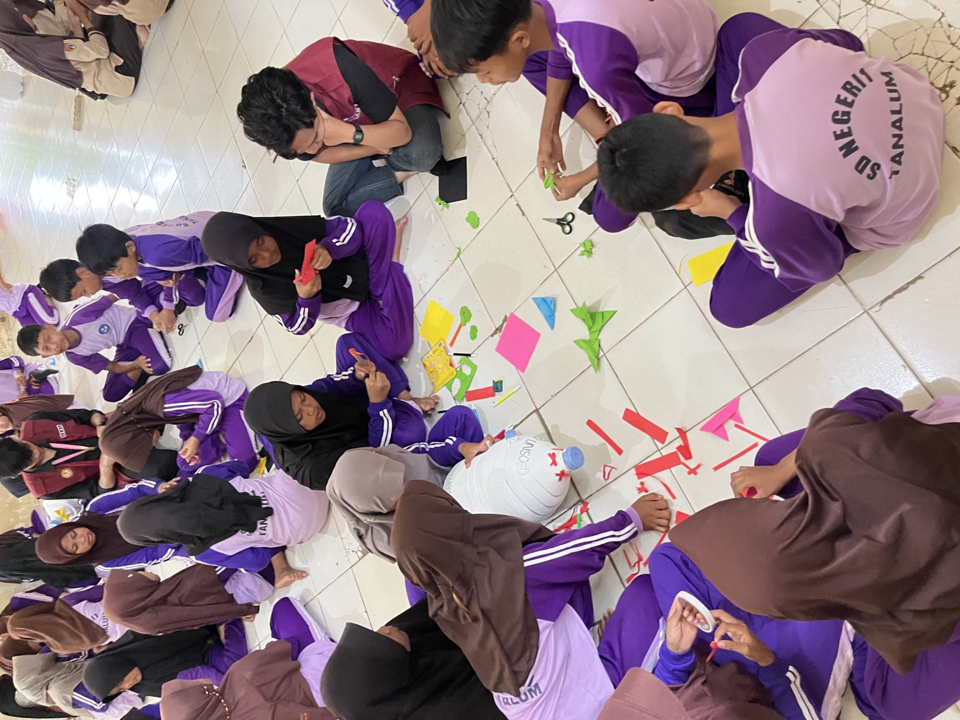 Praktik Menghias Tempat Sampah sebagai Edukasi Kebersihan Lingkungan