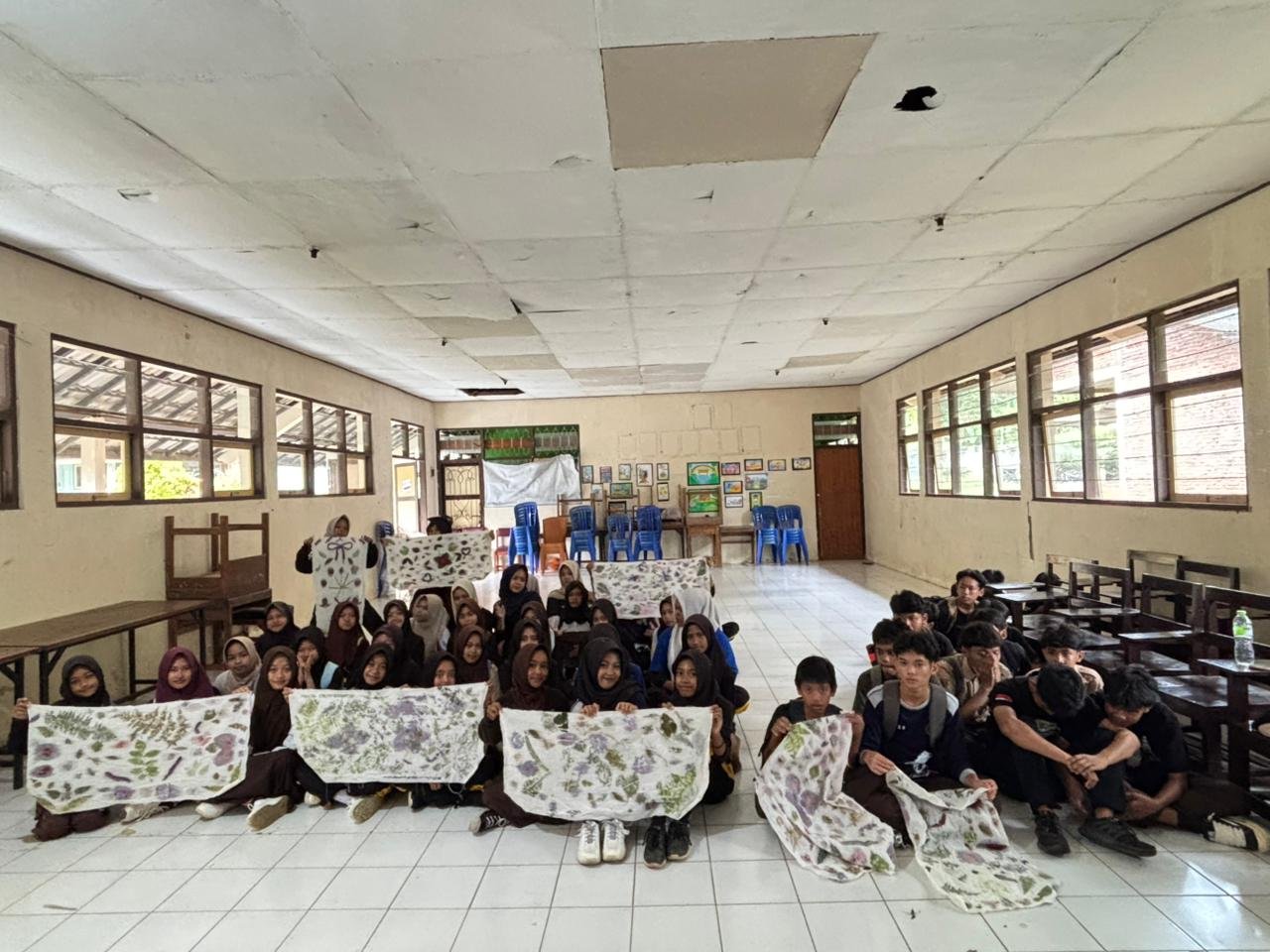 Pelaksanaan Ecoprint untuk Siswa Kelas VII dan IX