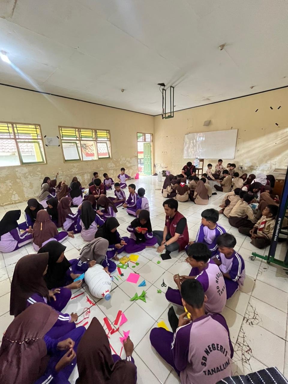 Praktik Menghias Tempat Sampah sebagai Edukasi Kebersihan Lingkungan