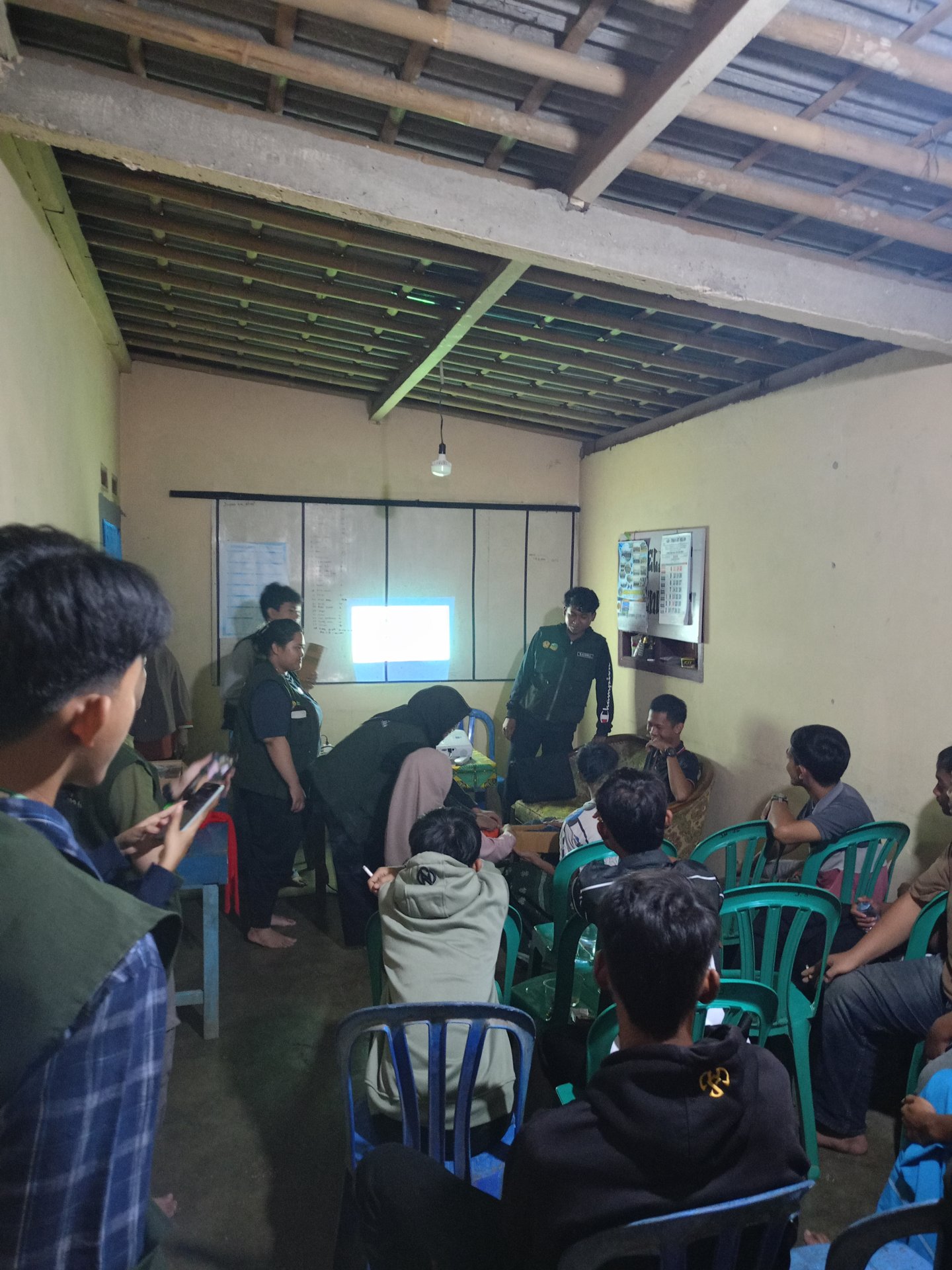 Pelatihan tim relawan dari karang taruna untuk desa tangguh bencana