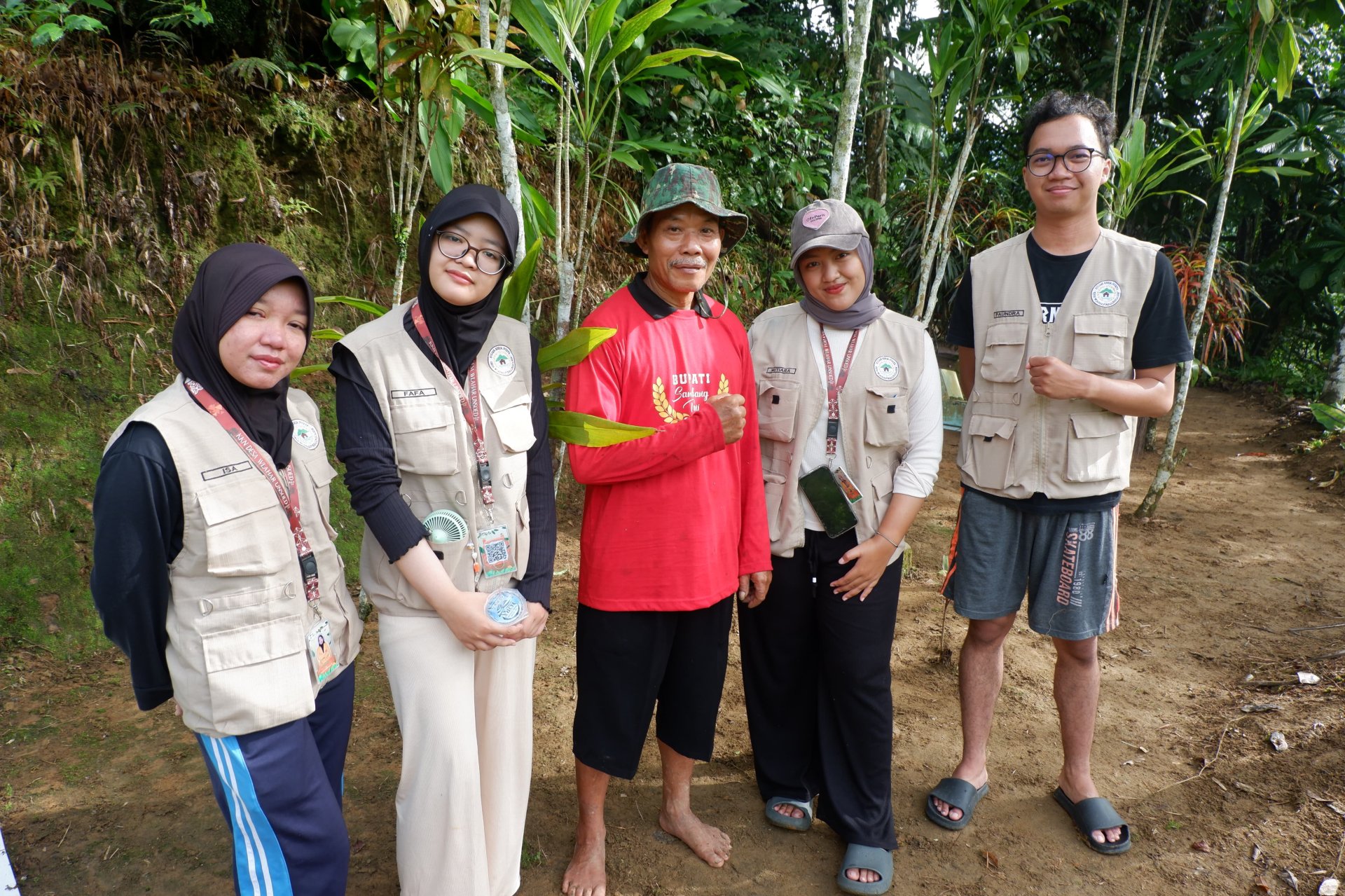 Kerja Bakti Desa Membersihkan Makam