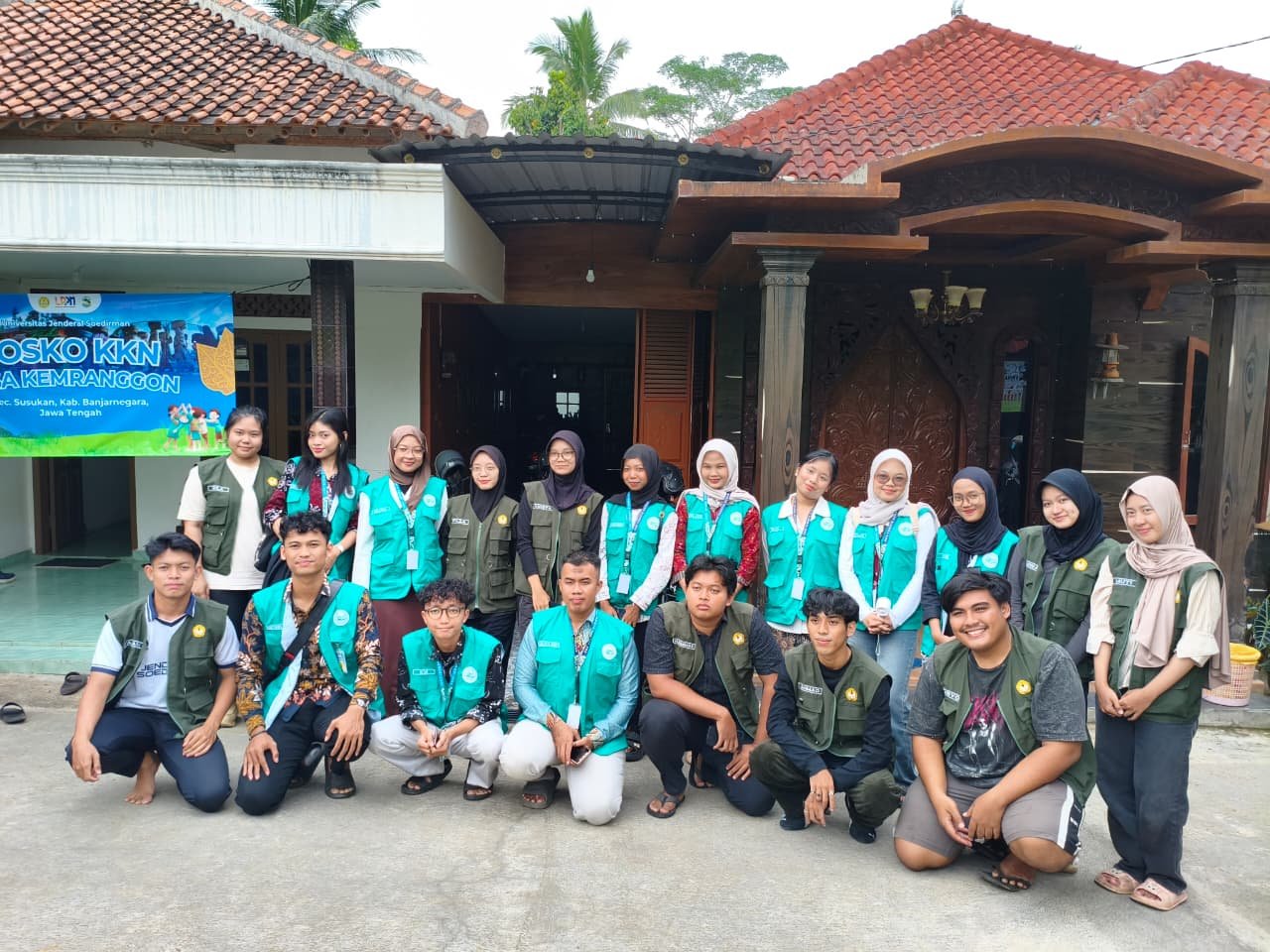 Berkunjung ke posko teman