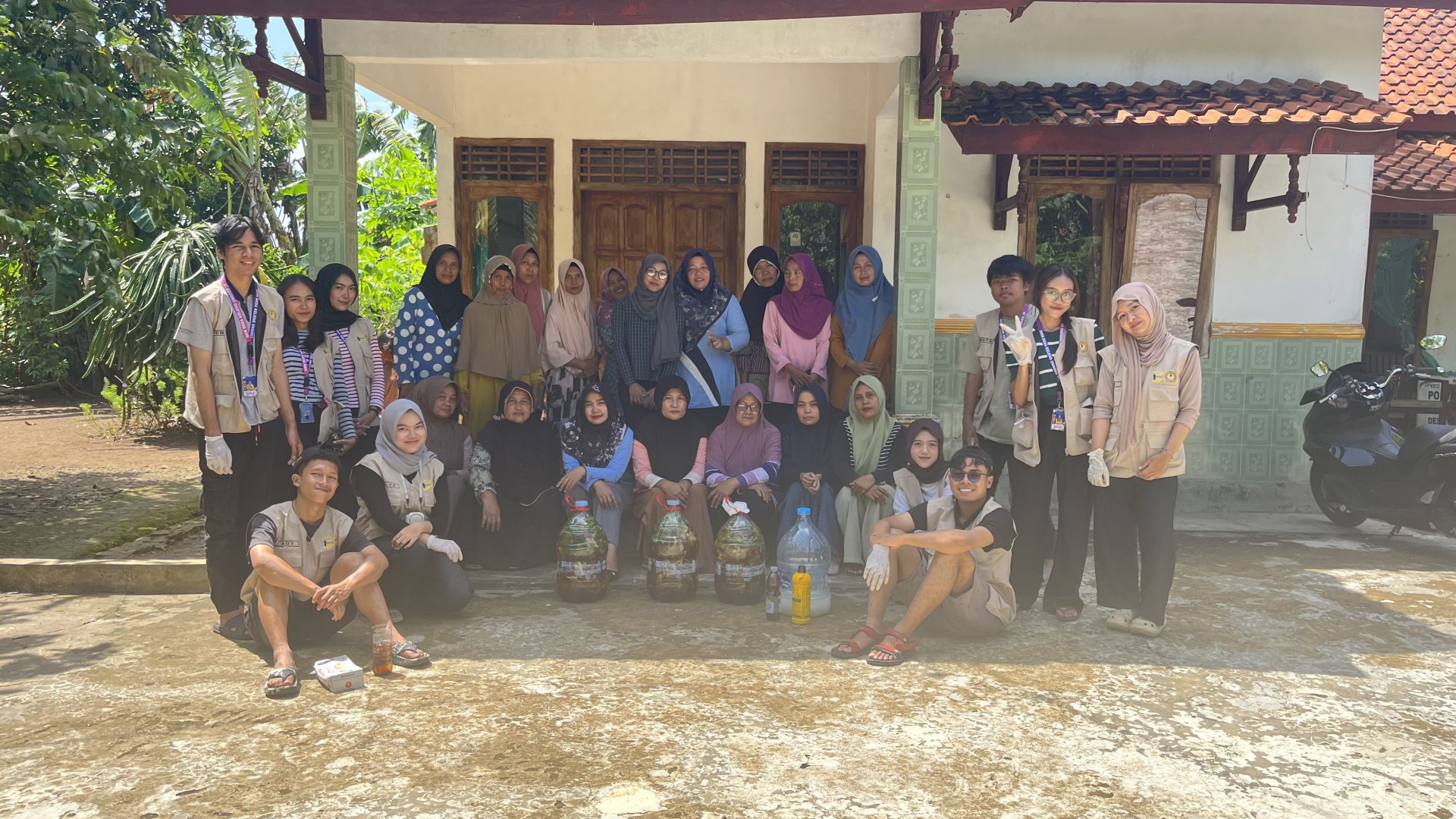 Sosialisasi Pemilihan Sampah Organik dan Anorganik Dilanjutkan Praktik Pembuatan POC di Desa Keleng