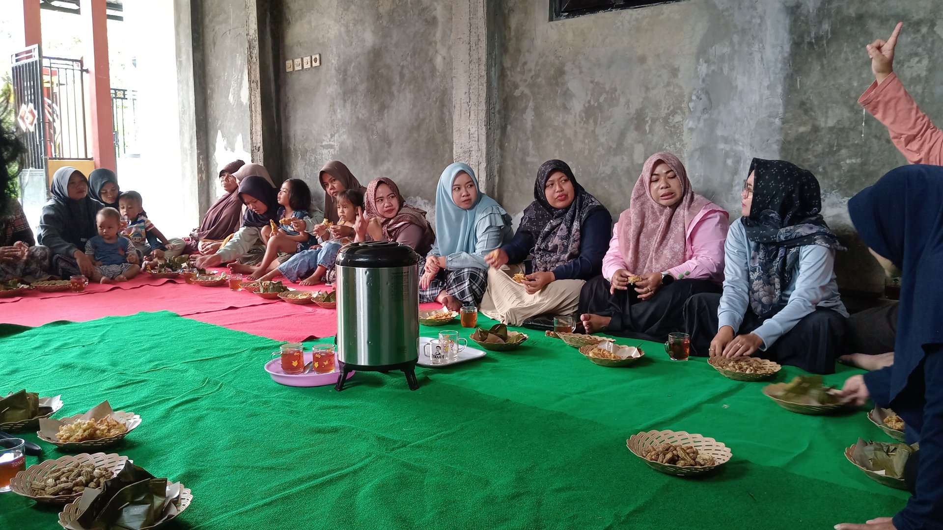 Pembuatan lilin aromaterapi pada PKK