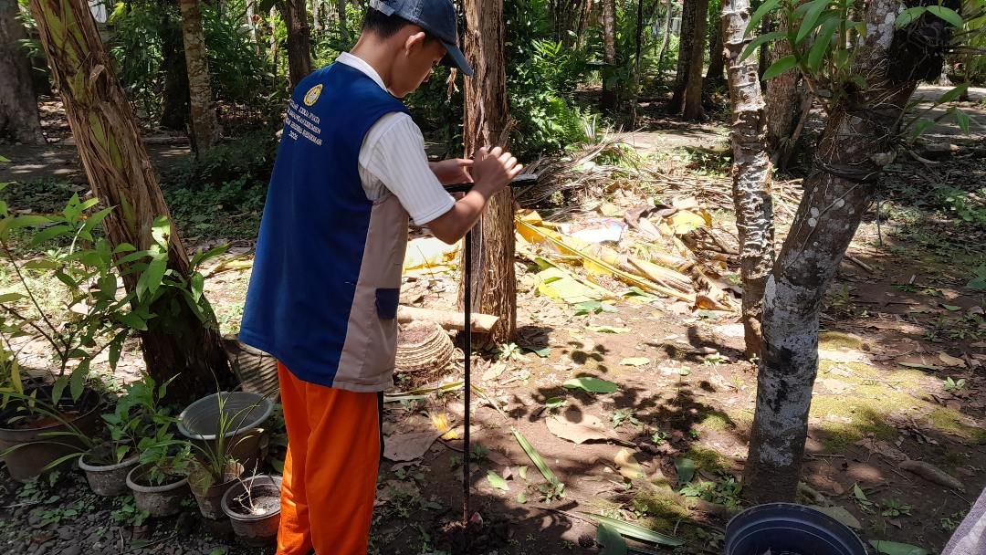 Pemasangan Lubang Resapan Biopori di Rumah Anggota KWT Dusun V