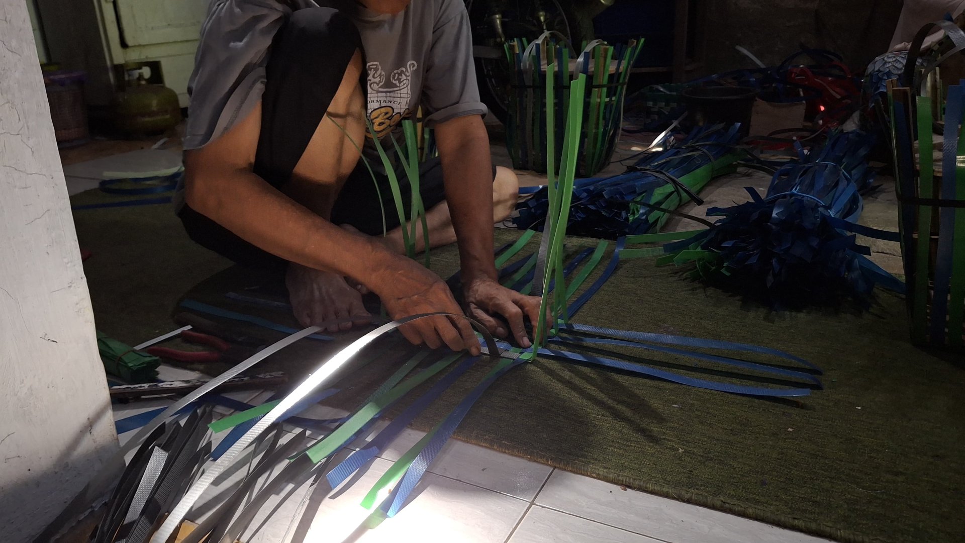 Mengunjungi usaha kerajinan anyaman dari plastik