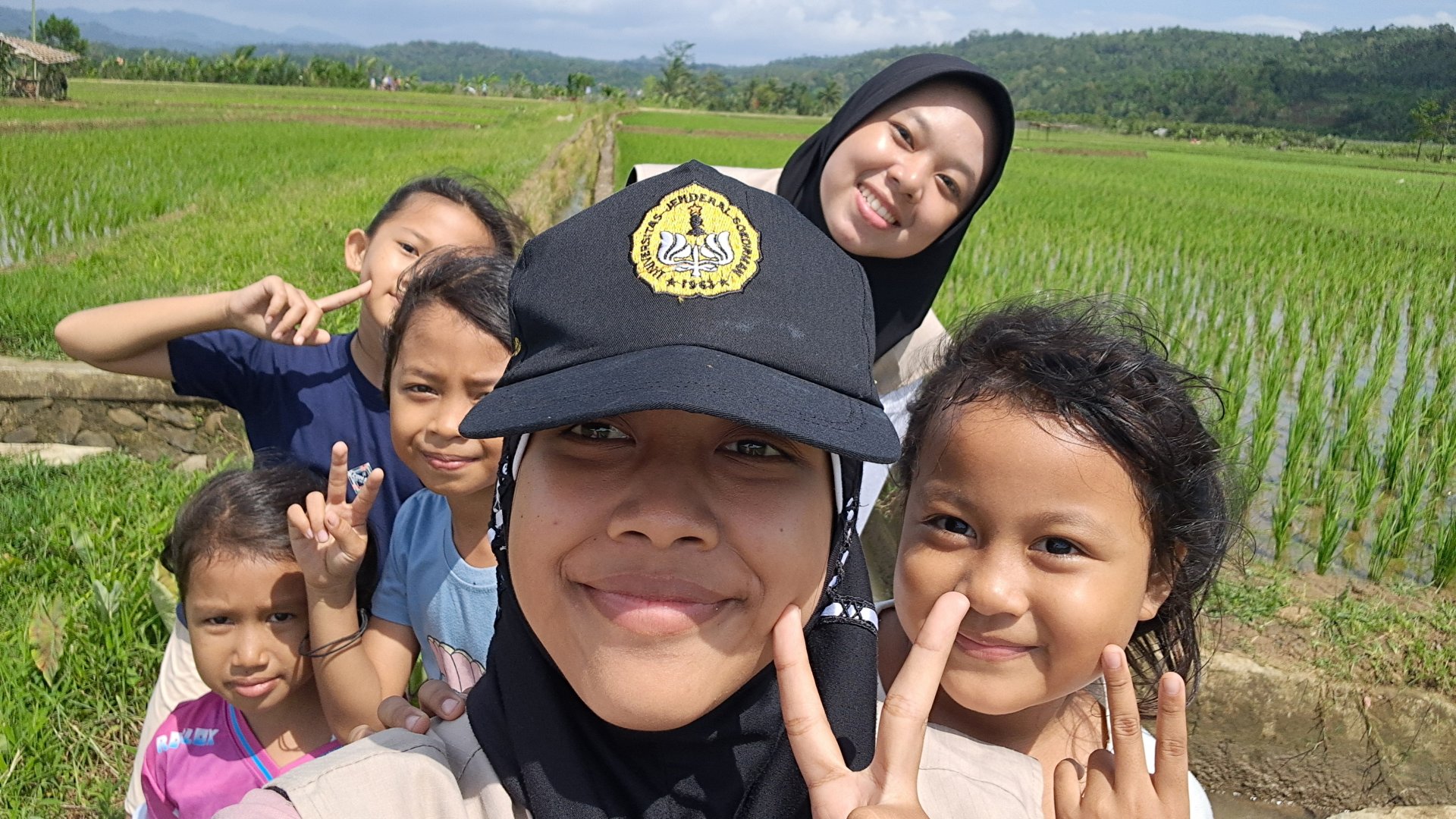 Bermain bersama anak-anak