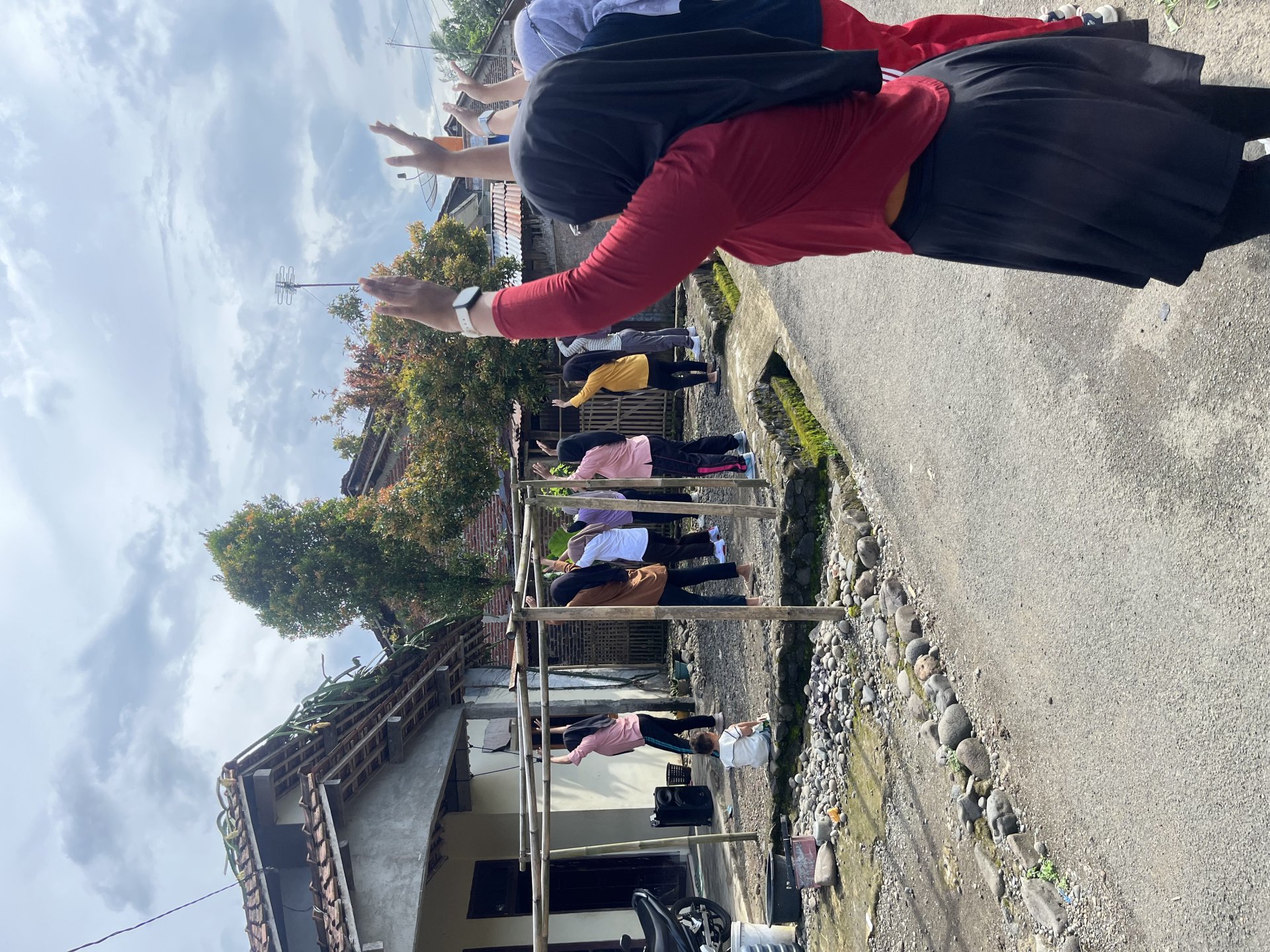 Pertemuan Kader Posyandu dan Pembuatan Insenerator