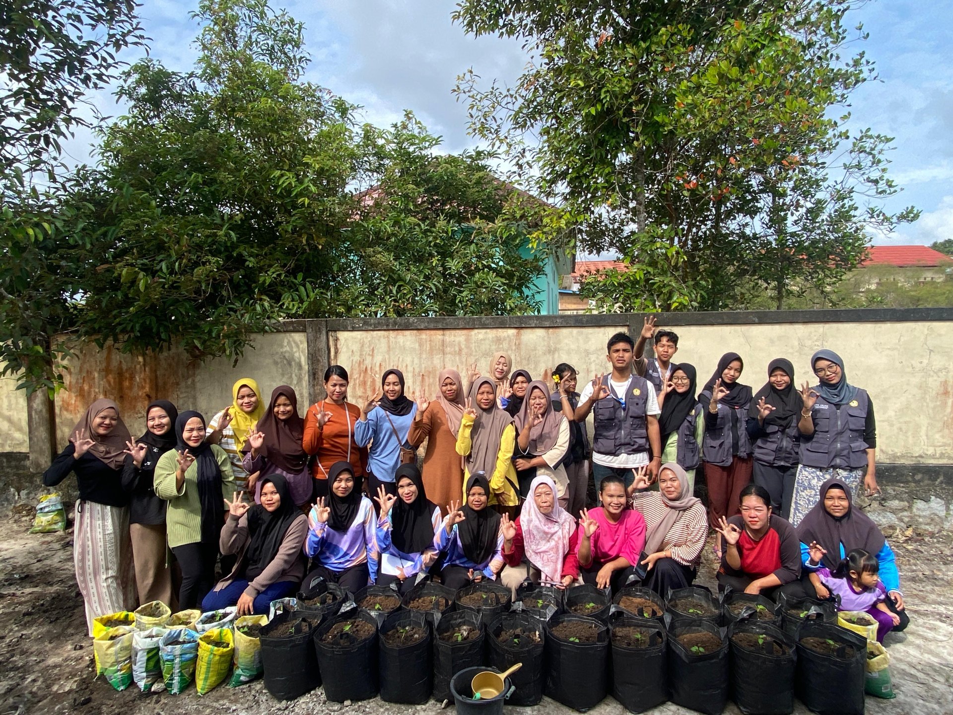 Pelaksanaan Program Demplot dan Edukasi Pestisida Nabati bagi Warga Desa Cendil