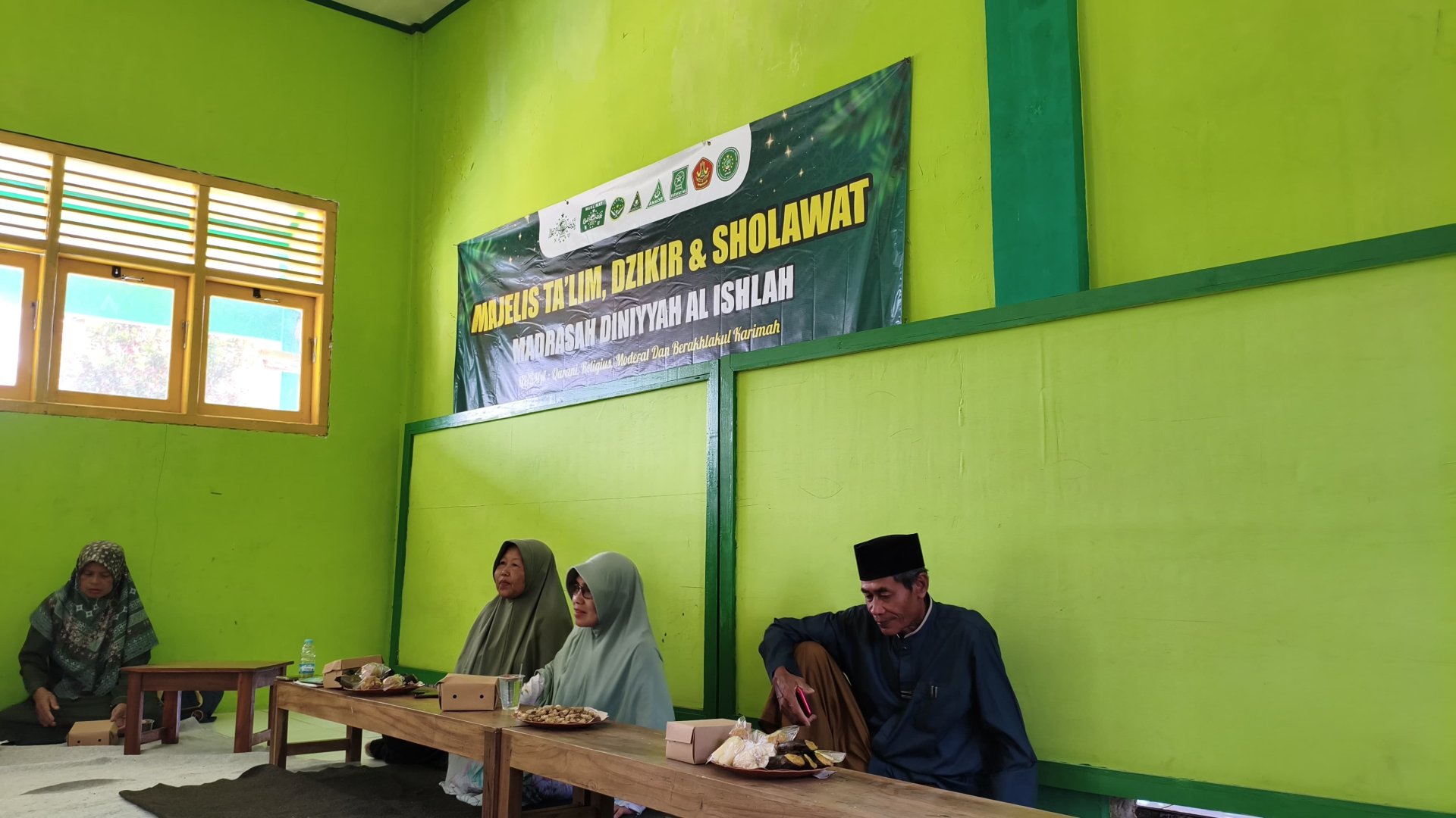 Pelaksanaan Kegiatan Lingkungan, Keagamaan, Lanjutan Pendampingan UMKM, dan Pemasangan Rambu